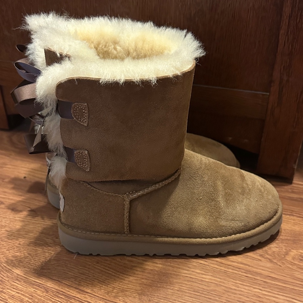 UGG Tan Boots with Cream Fur and Brown Ribbons, Size Kids 4/Womens 6